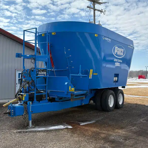 Used PATZ 2800 Series Trailer Super Twin Screw vertical TMR mixer.